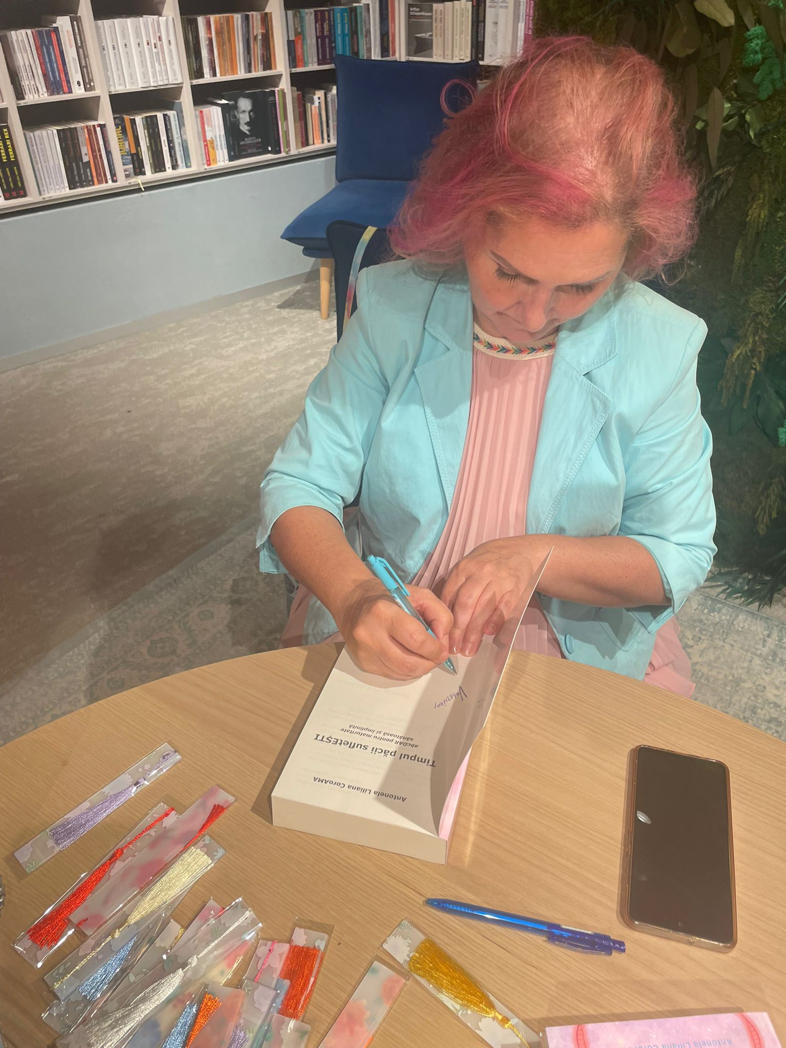 Antonela semnând cartea Timpul păcii sufletești